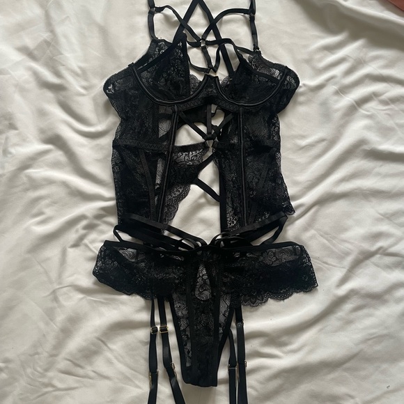 SOLD ON MERC Black Lace Corset + Thong Set - Picture 6 of 7